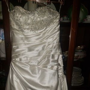 Mari lee by madeline Gardner wedding gown